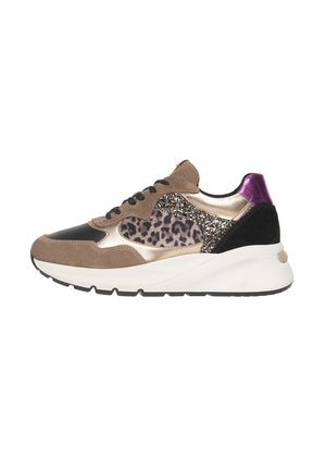 Zapatillas de ante y textil que presentan una combinación de colores en marrón y dorado, con acentos de estampado de leopardo, detalles en negro y una entresuela blanca acolchada.