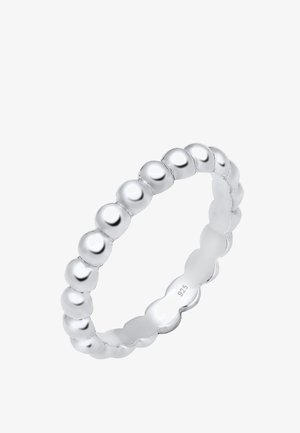 Bague en argent sterling avec un design de perles arrondies, présentant une texture lisse et des bords festonnés, marquée "925" pour la pureté de l'argent.