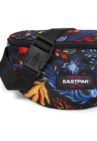 Marsupio in tessuto nero con motivo floreale blu, rosso e giallo. Presenta una chiusura con zip frontale e una cintura nera regolabile con fibbia.