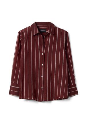 Chemise à manches longues à boutons, de couleur rouge foncé avec des rayures verticales blanches et un col classique, posée à plat sur un fond blanc.