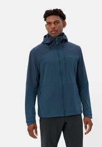 Giacca a vento da uomo in tessuto blu scuro con una texture liscia. Presenta una chiusura frontale con zip, cappuccio regolabile e un logo discreto sul petto.