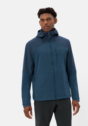 Giacca a vento da uomo in tessuto blu scuro con una texture liscia. Presenta una chiusura frontale con zip, cappuccio regolabile e un logo discreto sul petto.