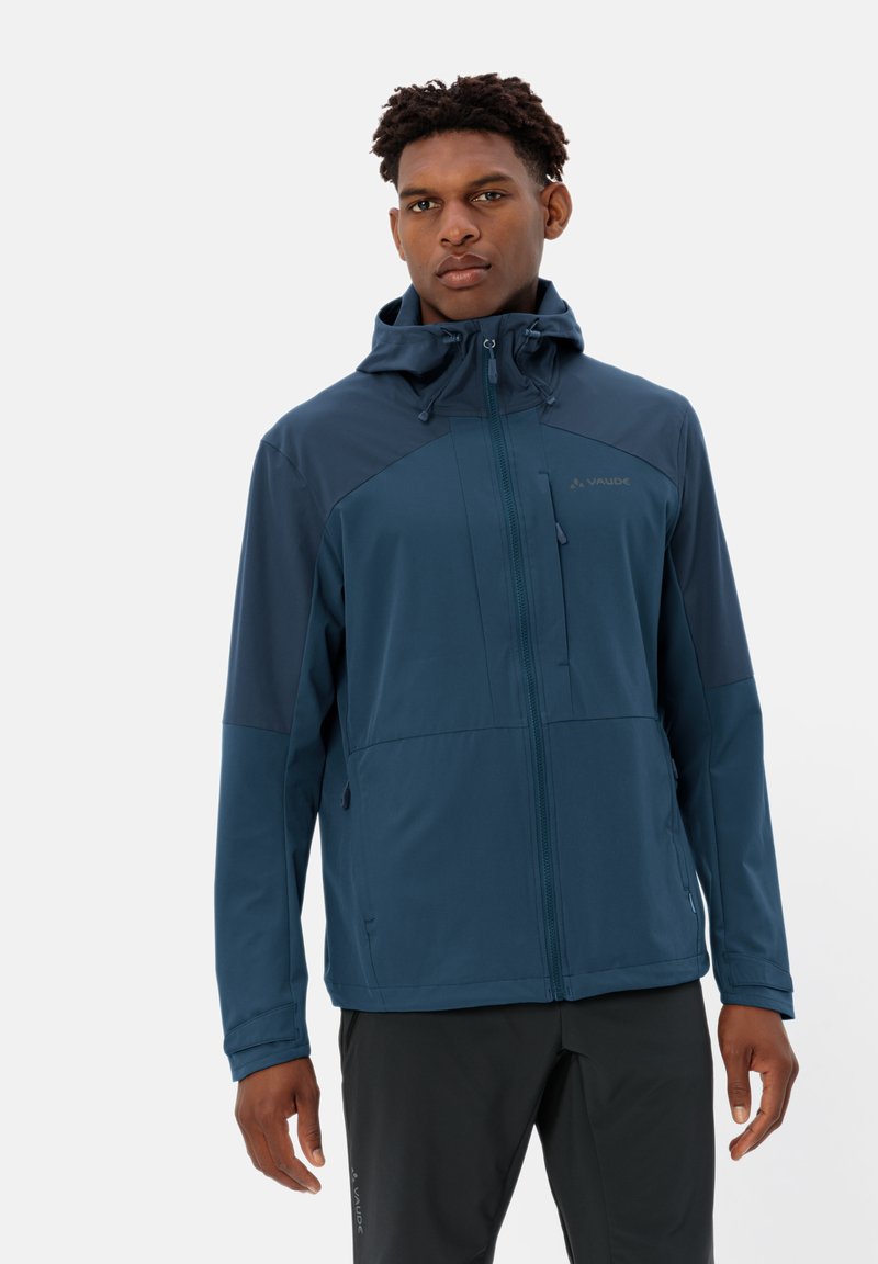 Giacca a vento da uomo in tessuto blu scuro con una texture liscia. Presenta una chiusura frontale con zip, cappuccio regolabile e un logo discreto sul petto.