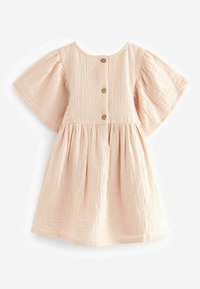 Jasnoróżowa sukienka uszyta z teksturowanej tkaniny, z krótkimi, falującymi rękawami, okrągłym dekoltem oraz trzema widocznymi guzikami z tyłu.