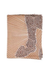 Tessuto marrone con motivi che presentano cerchi concentrici e linee a spirale su uno sfondo beige, piegato con una texture liscia.