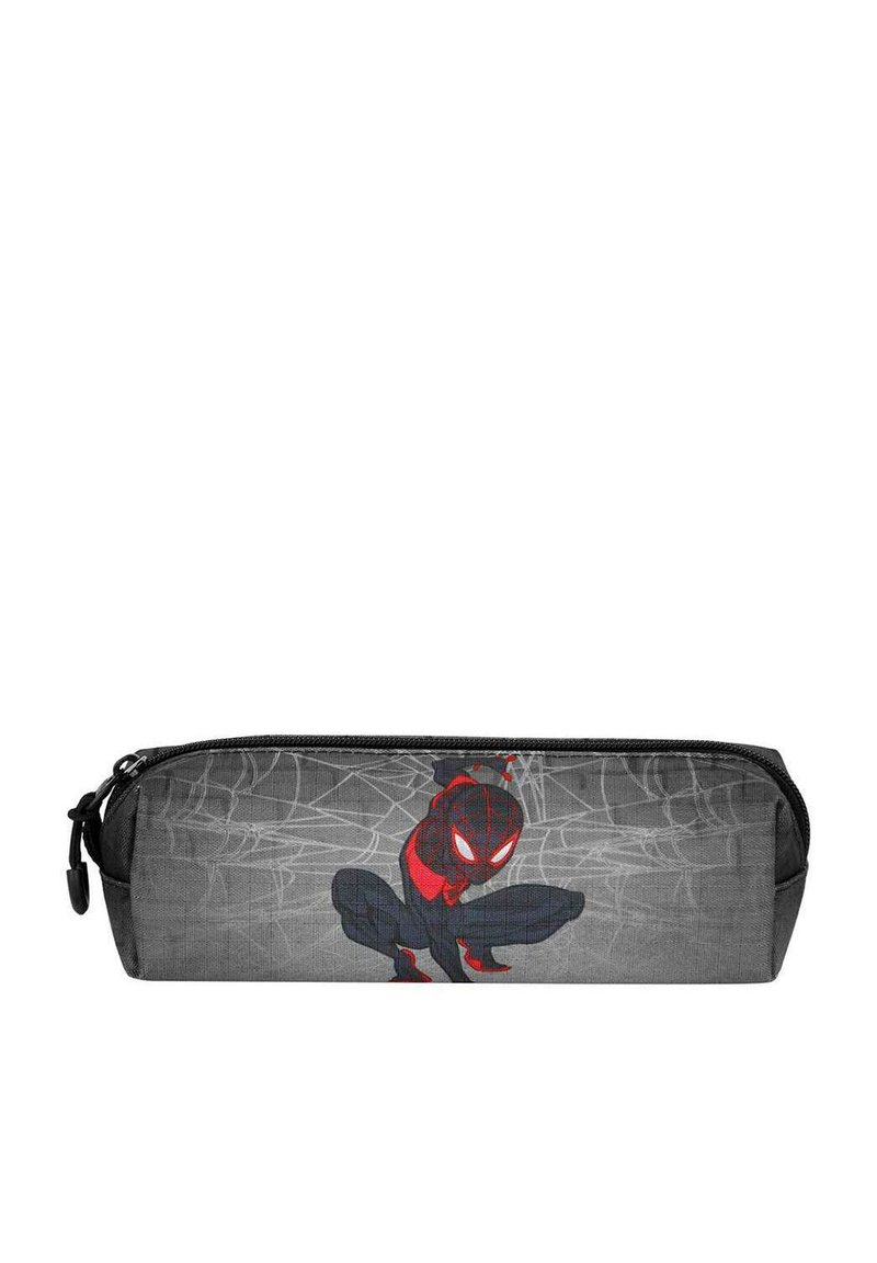 Trousse noire ornée d'un design Spider-Man sur un fond gris avec des motifs de toiles d'araignée. Surface lisse, fermeture éclair, forme rectangulaire.
