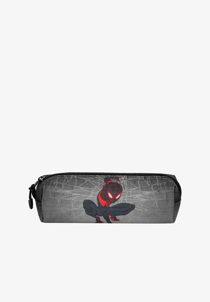 Trousse noire ornée d'un design Spider-Man sur un fond gris avec des motifs de toiles d'araignée. Surface lisse, fermeture éclair, forme rectangulaire.