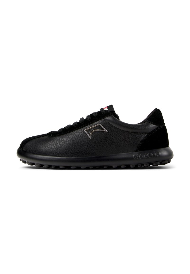 Zwarte sneaker van textuurleer met een soepele tussenzool, voorzien van een gemusterde vetersluiting aan de voorkant en een logo-detail aan de zijkant.