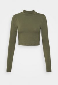 Olivgrüner, langärmliger, taillierter Cropped-Pullover mit hohem Rollkragen. Aus glattem, elastischem Stoff ohne sichtbare Muster oder Akzente gefertigt.