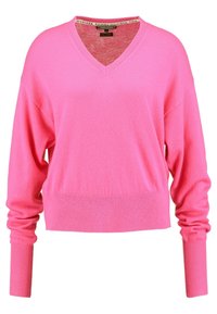 Rosa V-Ausschnitt-Pullover aus weichem Material, mit langen, weiten Ärmeln und einem gerippten Saum. Schlichtes Design, ohne sichtbare Muster oder Grafiken.