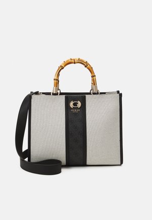 Sac à main en tissu gris avec une poignée en bambou, des accents noirs et un détail de logo. Comprend une bandoulière amovible et un design structuré.