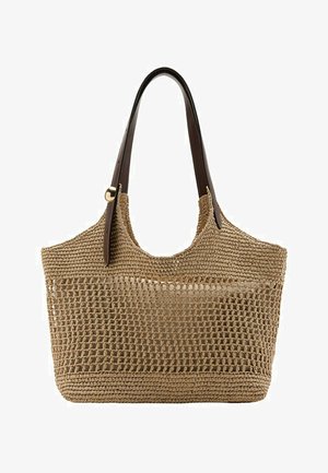 Bolso tote tejido beige con patrón de malla abierta, asas de cuero marrón y detalle de una cuenta dorada en una de las asas.