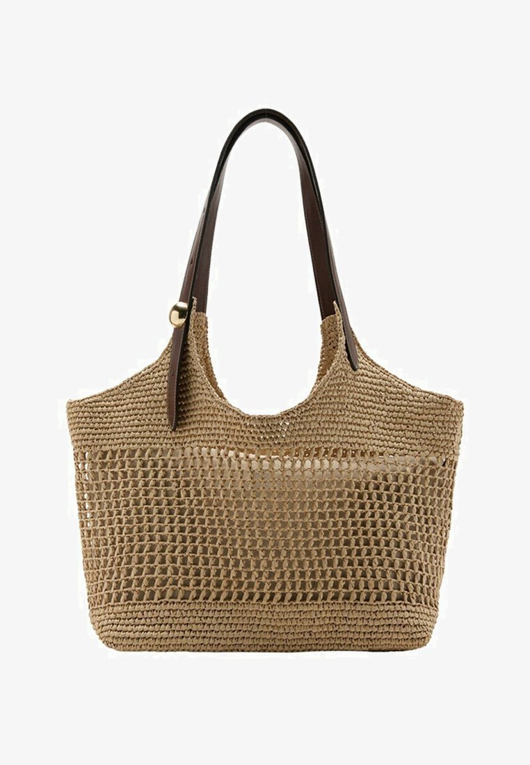 Sac cabas tissé beige avec motif en maille ouverte, poignées en cuir marron, et détail de perle dorée sur une poignée.