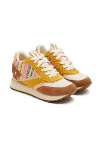 Sneakers gialli e marroni con una tomaia in tessuto a fantasia. Presentano stringhe crema, una suola ammortizzata e un mix di materiali scamosciati e in rete.
