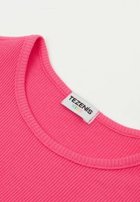 Rosa gerippter Tanktop mit rundem Ausschnitt und genähten Kanten, versehen mit einem Etikett, auf dem "TEZENIS KIDS" steht.