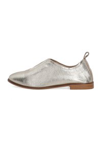 Metallic silberne flache Schuhe mit glatter Oberfläche, rundem Zehenbereich und einer kurzen, braunen Außensohle. Enthält eine kleine Lasche an der Rückseite für ein einfaches Anziehen.
