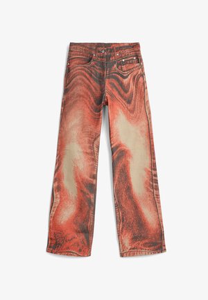 Denim jeans med et dristigt rødt og beige swirl-mønster, bred ben-design, forlommer og traditionel knap-og lynlås lukning.