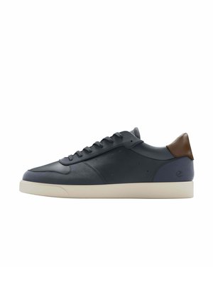Low-Profile Herrensneaker aus dunkelblauem Leder mit braunem Fersenriemen und off-white Sohle, linke Seite sichtbar und geschnürt.