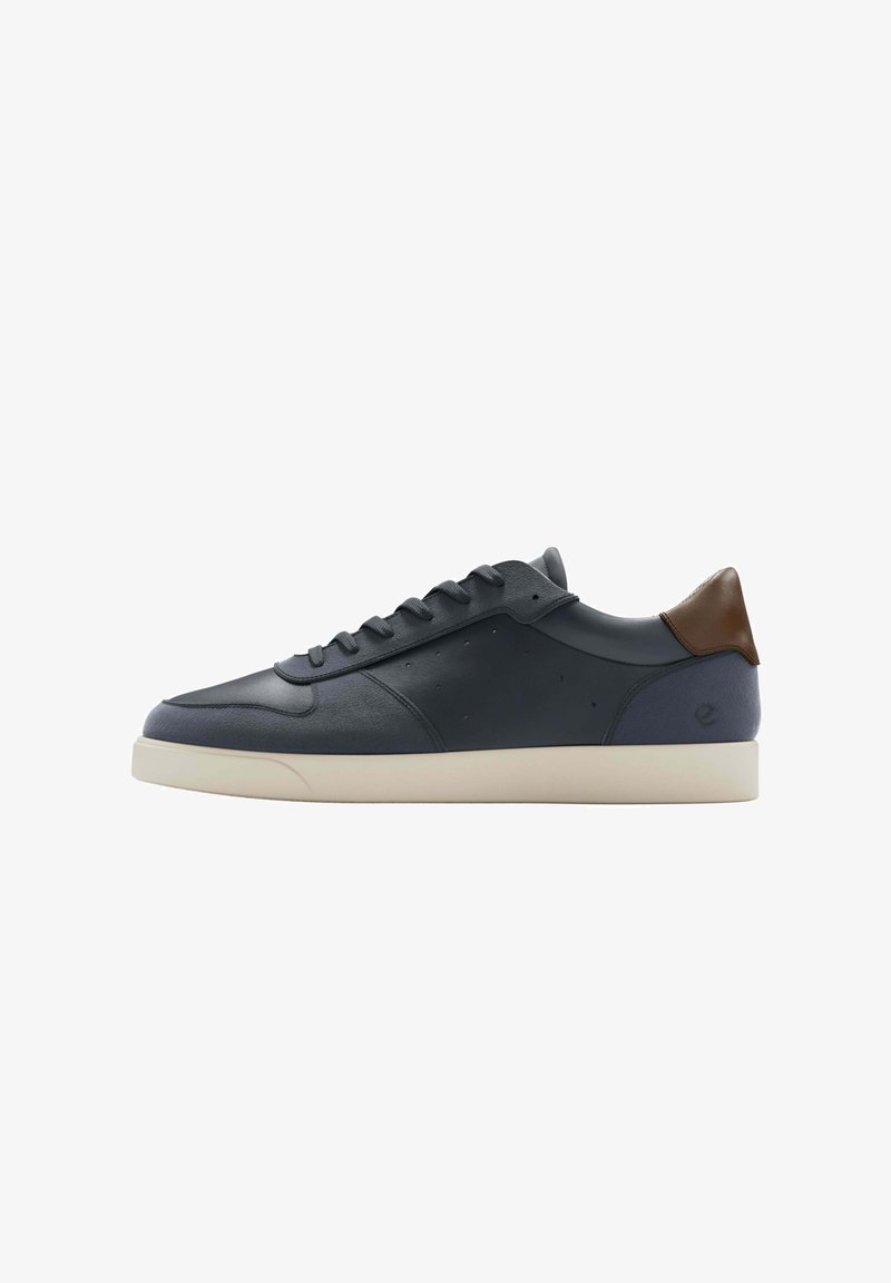 Sneaker da uomo a basso profilo in pelle blu scuro con linguetta marrone sul tallone e suola bianco sporco, vista lato sinistro e con i lacci.