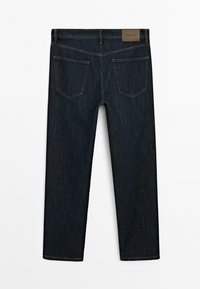Dunkelblaue gerade Jeans mit zwei Gesäßtaschen und einem braunen Markenlabel am Bund, flach auf einem weißen Hintergrund ausgelegt.