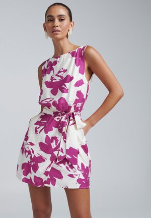 Abito floreale bianco con grandi fioriture magenta, design senza maniche, vita aderente con dettaglio a fiocco e orlo al ginocchio. Tessuto dalla trama liscia.