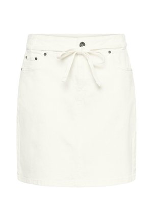 Bela jeans minikrilo z sprednjimi žepi, kovinskimi zakovicami, zapiranjem na gumbe in pasom iz tkanine, ki je zavezan na pasu.