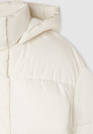 Kurtka puchowa z kapturem, wykonana z błyszczącej białej tkaniny. Posiada pikowany wzór z poziomymi szwami i miękką teksturę.
