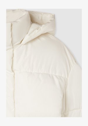 Giacca a vento con cappuccio, realizzata in tessuto bianco lucido. Presenta un design trapuntato con cuciture orizzontali e una morbida texture.