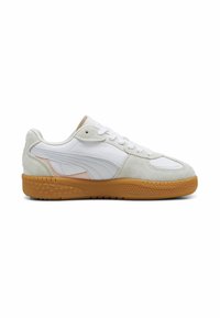 Fehér bőr és szürke velúr sneaker, gumitalppal, kerek orral, fűzős kivitelben, oldalán logóval.