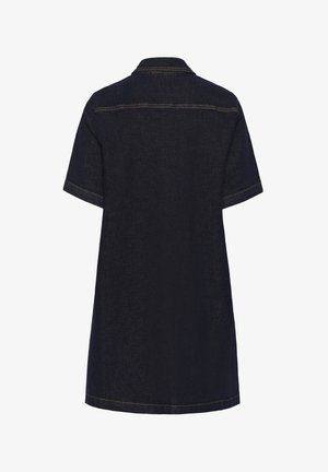 Vestido camisa de mezclilla oscura con mangas cortas, cuello y costuras en contraste. Presenta un ajuste cómodo y un dobladillo a la altura de la rodilla.