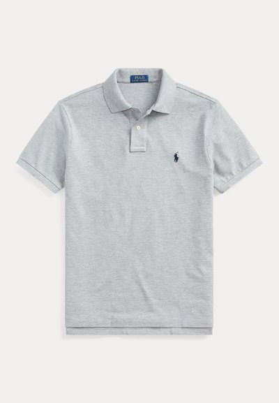 Polo gris clair à manches courtes avec col, patte à deux boutons et petit logo brodé d'un joueur de polo bleu marine sur la poitrine gauche.
