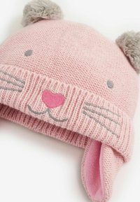 Gorro de conejito rosa de punto con orejas de conejito grises, pompón en la parte superior, detalles del rostro bordados y puño texturizado de canalé.
