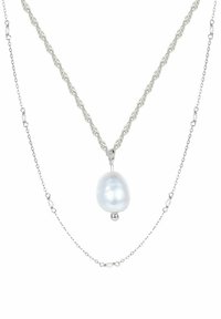 Collar de plata con dos cadenas; una trenzada y la otra lisa. Presenta un gran colgante de perla ovalada e iridiscente.