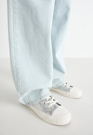 ONLY SHOES by Zalando ONLLIV - Kõrge servaga tossud - silver
