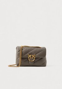 Καπιτονέ γκρι δερμάτινη τσάντα με αλυσίδα σε χρυσό τόνο και χαρακτηριστικό χρυσό διακοσμητικό μπροστά. Ορθογώνιο σχήμα.