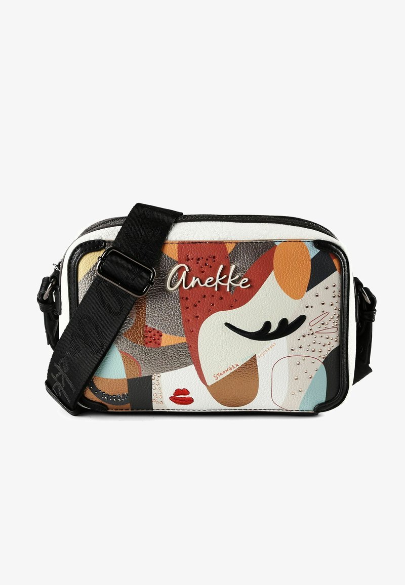 Rechteckige Umhängetasche mit abstrakter Gesichtskunst, roten Lippen, "Anekke"-Logo und verstellbarem schwarzem Riemen mit dezentem Textmuster.