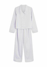 Jasnofioletowy komplet piżamowy z zapinana na guziki bluzą z dużym kołnierzem i długimi rękawami, w połączeniu z luźnymi spodniami z mankietami.