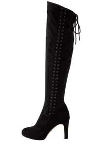 Bottes noires en daim hautes jusqu'au genou avec un talon haut, présentant un design à lacets sur les côtés et une texture douce.