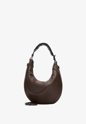 Braune, crescentförmige Ledertasche für die Schulter mit einem geflochtenen schwarzen Griff und einem verstellbaren Riemen am unteren Ende.