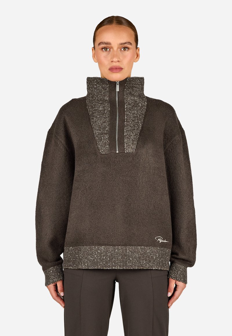 Tmavo hnedý pulóver so zipsom a vysokým golierom, ktorý má textúrovaný predný panel a rebrovaný spodný okraj a manžety v kontrastnom bodkovanom materiáli.