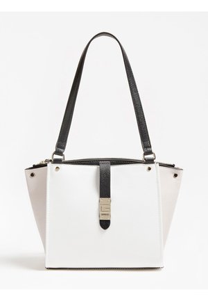 Witte en beige trapeziumvormige handtas met zwart handvat aan de bovenkant, zwarte riem met gouden gesp met het label "GUESS" en een ritssluiting aan de bovenkant.