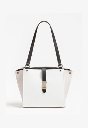 Weiße und beige trapezförmige Handtasche mit schwarzem oberen Griff, schwarzem Riemen mit goldener Schnalle, die "GUESS" trägt, und Reißverschluss an der Oberseite.