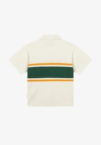 Polo en maille blanche à manches courtes avec des rayures horizontales vertes, blanches et jaunes dans le dos.