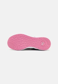 Semelle de chaussure avec une surface en caoutchouc rose texturée, présentant des motifs circulaires et un emblème de logo, bordée d'un contour blanc.