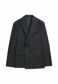 Blazer doppiopetto blu navy in tessuto leggero, con rever a punta, due tasche frontali e bottoni neri. Texture liscia, vestibilità sartoriale.
