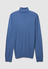 Blauer Strickpullover mit Stehkragen, langen Ärmeln sowie gerippten Bündchen und Saum, der eine sanfte Textur und eine gleichmäßige Farbausbreitung aufweist.