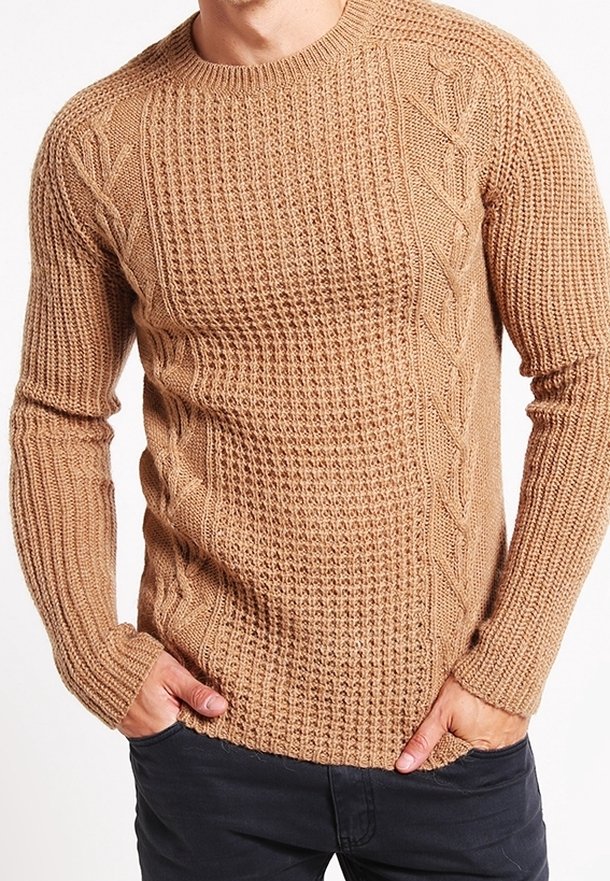 Maglione lavorato a maglia beige con motivi testurizzati, polsini a costine e scollatura a girocollo. Realizzato in un filato spesso e morbido.