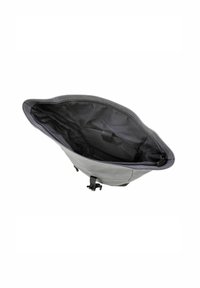 Zaino grigio con apertura con zip; presenta un esterno liscio, tessuto resistente e un ampio interno nero con cinghie organizzative.