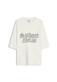 Bílý oversize tričko vyrobené z bavlny s kulatým výstřihem a krátkými rukávy. Obsahuje černý vyšitý text "laidback stories."