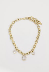 Gouden ketting met drie heldere vierkante stenen, twee kleinere en een grotere, gezet in metalen sluitingen. Textuur in de schakels creëert diepte.